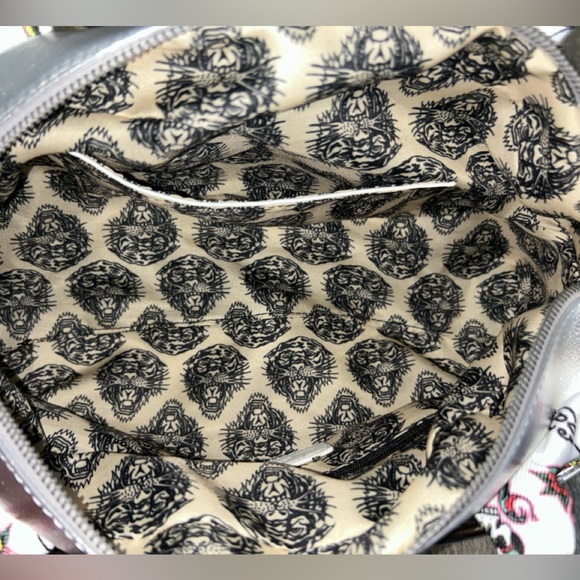 *RESERVED* ED HARDY BLING WHITE SATCHEL SKULLS RHINESTONE HEARTS ROSES CHARMS - Picture 14 of 15